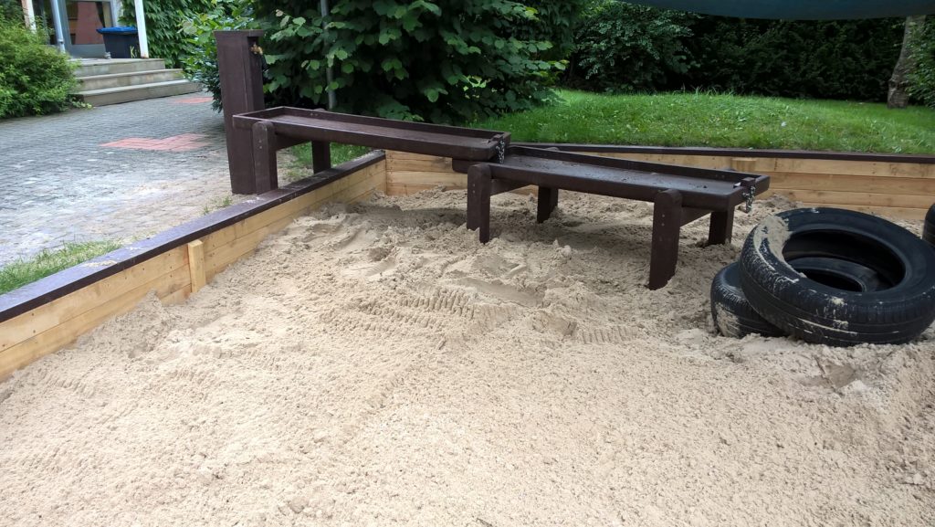 Sandkasten mit Matschanlage 