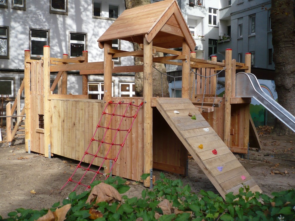 Große Spielburg in einem Innenhof Große Spielburg in einem Innenhof