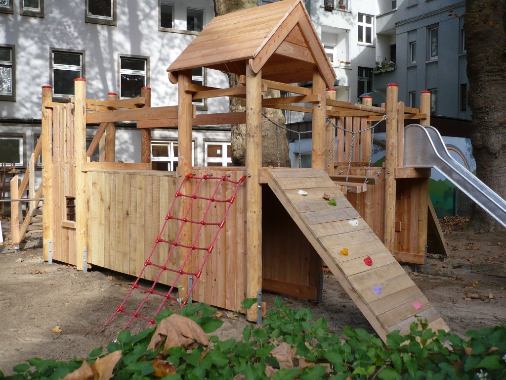 Große Spielburg in einem Innenhof