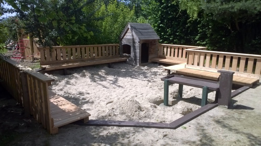 Sandkastenumrand etwas aufwendiger Sandkastenumrand etwas aufwendiger