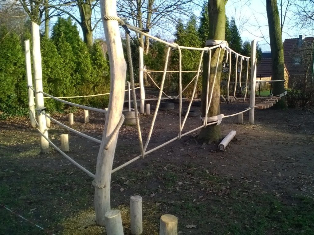 Niedrigseilgarten mit verschiedenen Möglichkeiten Niedrigseilgarten mit verschiedenen Möglichkeiten