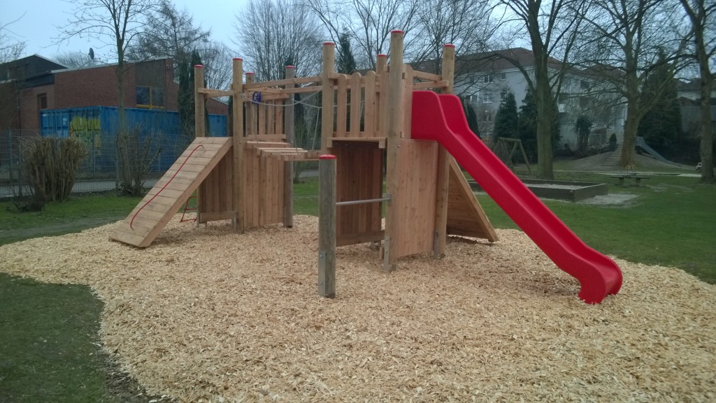 Neue Burg auf Holzschnipseln Neue Burg auf Holzschnipseln