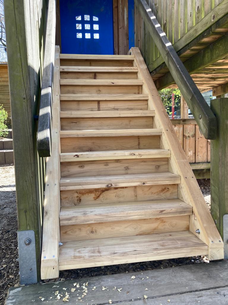 Eine neue kindergerechte Holztreppe